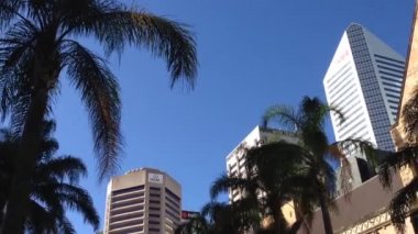 Brisbane, Avustralya 'daki kilise ve gökdelenlerden şehir merkezi.