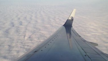 Bulutların üzerinde bir Mısır Hava uçağıyla uçuyor.