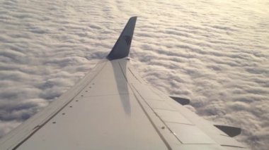 Bulutların üzerinde bir Mısır Hava uçağıyla uçuyor.