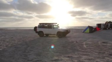 Geraldton, Avustralya 'da plajda araba sürerken Pan.