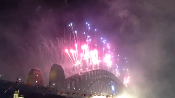 オーストラリアのシドニー港橋からの花火 — ストック動画