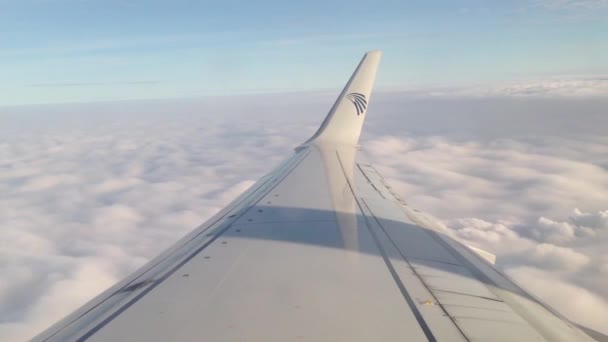 用一架埃及航空公司的飞机在云层上飞行 — 图库视频影像
