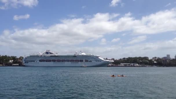 Kajaki Duży Statek Wycieczkowy Porcie Sydney Australia — Wideo stockowe