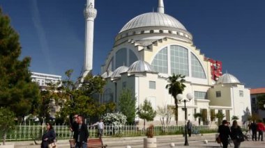 Bir camiden Shokodr Arnavutluk yakınlarındaki lumi buna nehrine doğru eğil