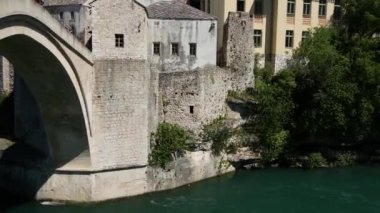 Stari Most (Eski Köprü) Mostar 'dan Bosna-Hersek' teki Neretva Nehri 'ne Pan