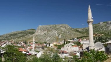 Mostar 'daki bir camiden Bosna-Hersek' teki bir nehre doğru eğilim