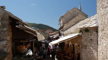 Mostar Bosna-Hersek 'in dar sokaklarında turistler