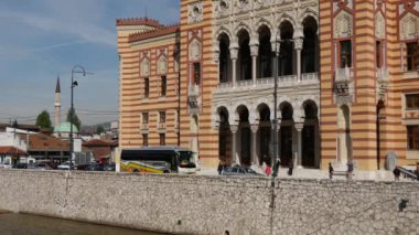 Belediye Sarayı Saraybosna 'dan Bosna-Hersek' teki Miljacka Nehri 'ne Pan