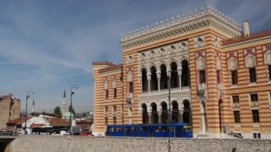 Belediye Sarayı Saraybosna 'dan Bosna-Hersek' teki Miljacka Nehri 'ne Pan