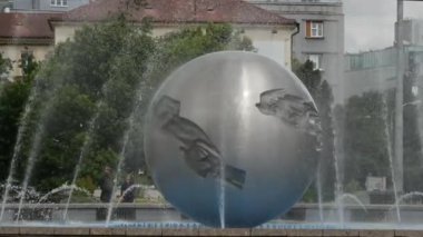 Bratislava Slovakya 'daki Başkanlar Sarayı' nın (veya Grassalkovich) önündeki Çeşme