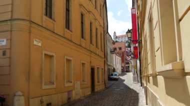 Eski Bratislava Slovakya 'nın sokaklarında yürüyen insanlar