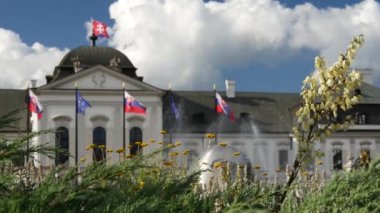 Bratislava Slovakya 'daki Başkanlar Sarayı' nın (veya Grassalkovich) önündeki Çiçekler, bayraklar ve Su Çeşmesi