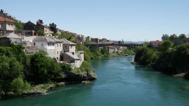 旧橋からの眺めボスニア ヘルツェゴビナのネレトヴァ川のモスタル — ストック動画