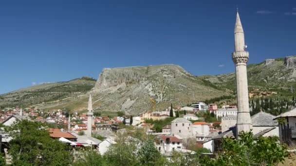 Incline Uma Mesquita Mostar Para Rio Bósnia Herzegovina — Vídeo de Stock