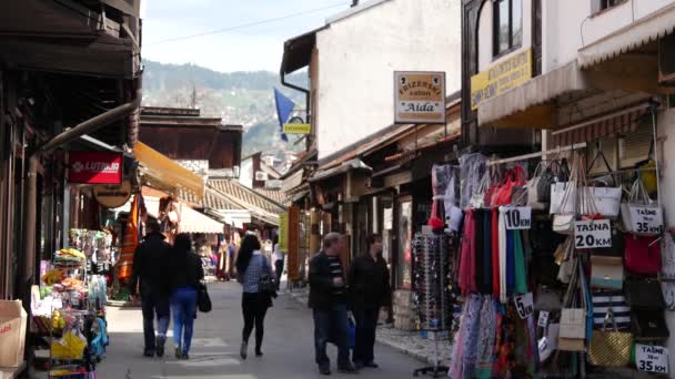 Människor Går Gatorna Den Gamla Staden Sarajevo Bosnien Och Hercegovina — Stockvideo