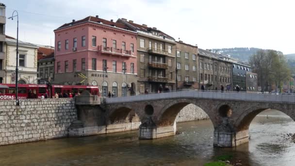 Puente Latino Histórico Puente Otomano Sobre Río Miljacka Sarajevo Bosnia — Vídeos de Stock