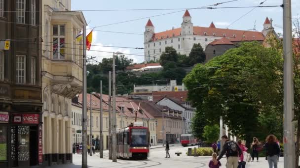 Tramvaj v ulicích Bratislavy s Bratislavským hradem na pozadí