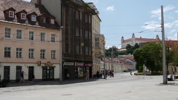 Dav Ulicích Bratislavy Bratislavským Hradem Pozadí — Stock video