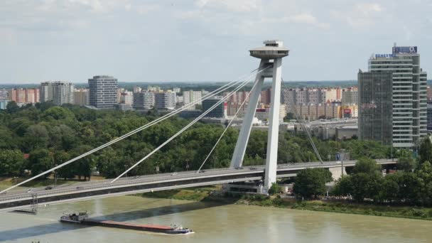 슬로바키아 브라티슬라바에 Snp Ufo 다리를 지나는 — 비디오