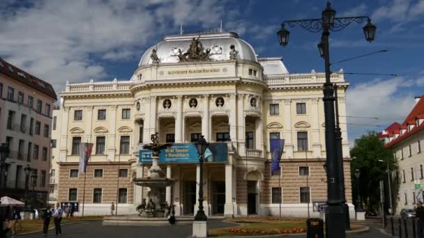 ブラチスラバのスロバキア国立劇場の周りの人々からの時間の経過スロバキア — ストック動画