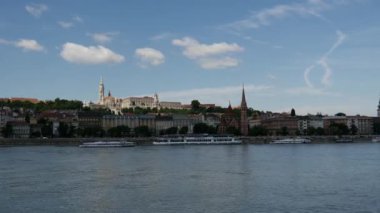 Macaristan 'ın Budapeşte kentindeki Matthias Kilisesi ile Tuna Nehri' nin zaman aşımı