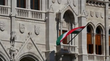Macaristan 'ın Budapeşte kentindeki Macar Parlamento Binasında Macar bayrağı