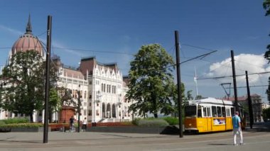 Budapeşte, Macaristan 'daki Macar Parlamento Binası' ndan geçen sarı bir tramvaydan Pan