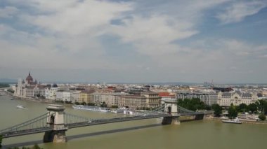 Buda Kalesi 'nden Szechenyi Zinciri Köprüsü ve Buda ile Pest' i ayıran Tuna Nehri.