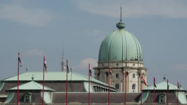 Budapeşte Macaristan 'daki Buda Kalesi' nde Macar bayraklarını kapat