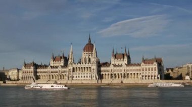 Macaristan 'ın Budapeşte kentindeki Tuna Nehri' ndeki Macar Parlamento Binası 'na giden yolcu gemileri ve feribot seferleri zaman aşımına uğradı