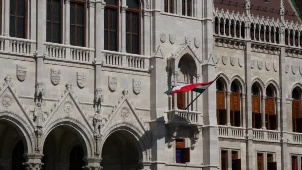 Macaristan Budapeşte Kentindeki Macar Parlamento Binasında Macar Bayrağı — Stok video