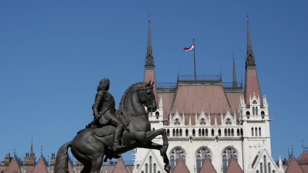 Estatua Ferenc Rakoczi Edificio Del Parlamento Húngaro Budapest Hungría — Vídeo de stock