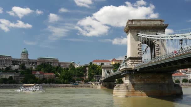 Die Szechenyi Kettenbrücke Von Der Budaer Burg Und Der Donau — Stockvideo