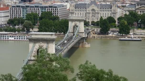 Szechenyi Chain Bridge Från Buda Slott Och Donau Som Skiljer — Stockvideo