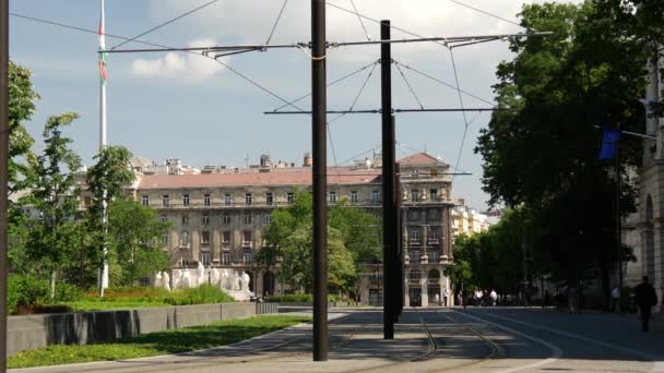 Eléctrico Amarelo Passar Pelo Edifício Parlamento Húngaro Budapeste Hungria — Vídeo de Stock