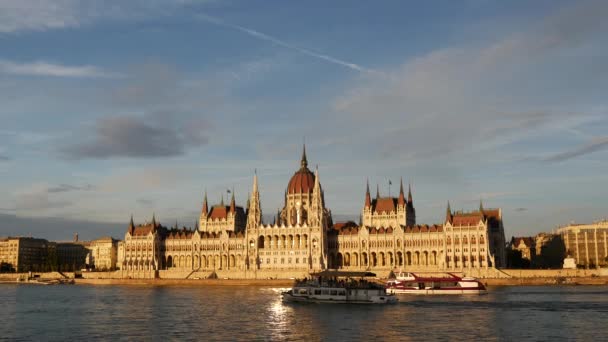 Solnedgång Med Kryssningsfartyg Och Den Ungerska Parlamentsbyggnaden Vid Donau Budapest — Stockvideo