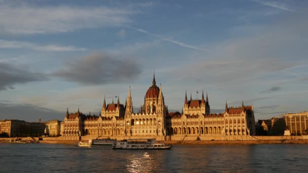 Macaristan Budapeşte Kentindeki Tuna Nehrindeki Macar Parlamento Binası Yolcu Gemileriyle — Stok video