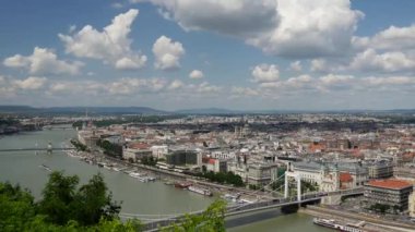 Budapeşte Macaristan 'ın Gellert Tepesi' nden Tuna Nehri 'ne geçiş zamanı