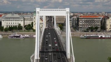 Budapeşte Macaristan 'daki Elisabeth Köprüsü ve Tuna nehri trafiğinde zaman kaybı
