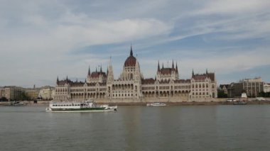 Macaristan 'ın Budapeşte kentindeki Tuna bankasındaki Macar Parlamento Binası