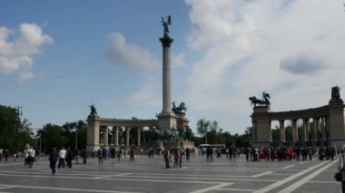 Budapeşte 'de Heroes Meydanı' nda kalabalık