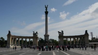 Budapeşte 'de Heroes Meydanı' nda kalabalık
