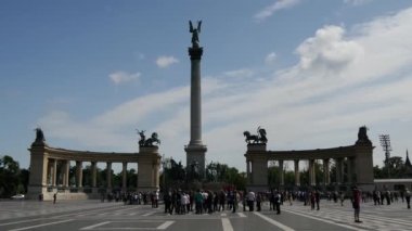 Budapeşte 'deki Heroes Meydanı' nda zaman aşımına uğramış kalabalık