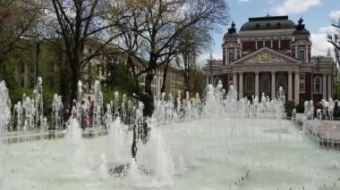 Sofya 'daki İvan Vazov Ulusal Tiyatrosu önündeki çeşme