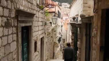 Dubrovnik Hırvatistan sokaklarında yürüyen turist