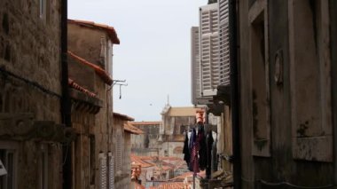 Eski Dubrovnik Hırvatistan kasabasının merdivenlerine eğil