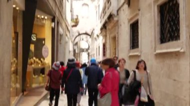 Hırvatistan 'ın Split kentinin sokaklarında yürüyen insanlar