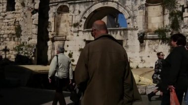 Hırvatistan 'ın Split kentinde kalabalıktan eski duvara ve Aziz Domnius Katedrali' ne eğildi