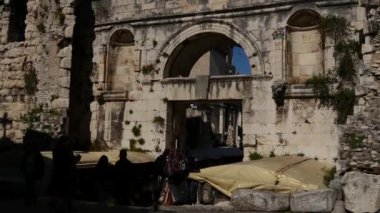 Hırvatistan 'ın Split kentinde kalabalıktan eski duvara ve Aziz Domnius Katedrali' ne eğildi