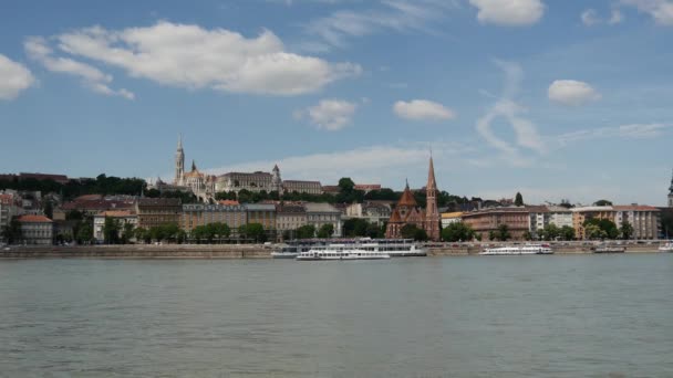 Rio Danúbio Com Igreja Matthias Budapeste Hungria — Vídeo de Stock
